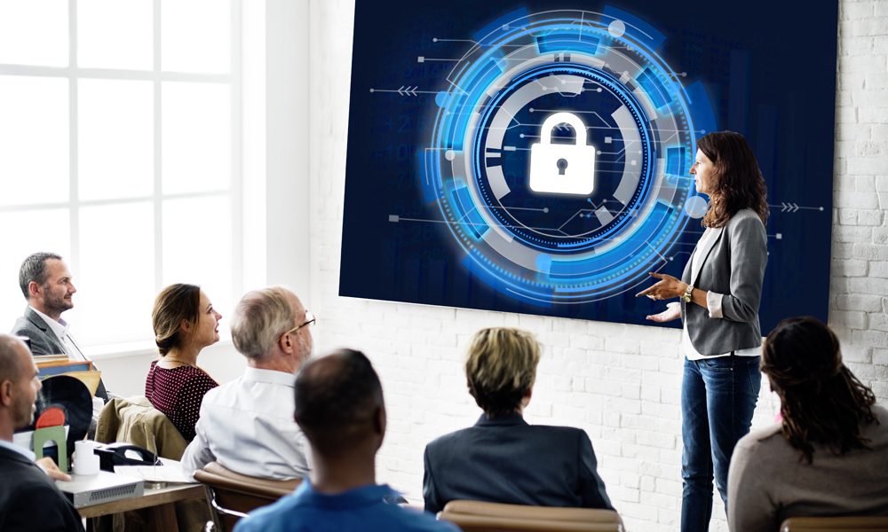 Medewerkers tijdens een securitypresentatie