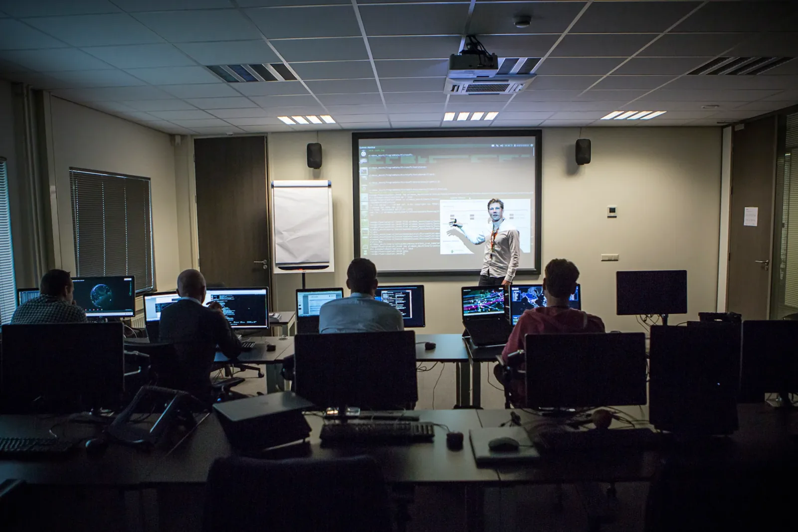 Deelnemers volgen een klassikale training
