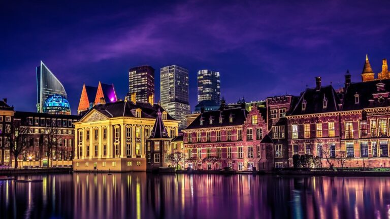 Het Binnenhof in Den Haag bij avond