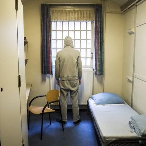 Gedetineerde in een cel van een justitiële inrichting